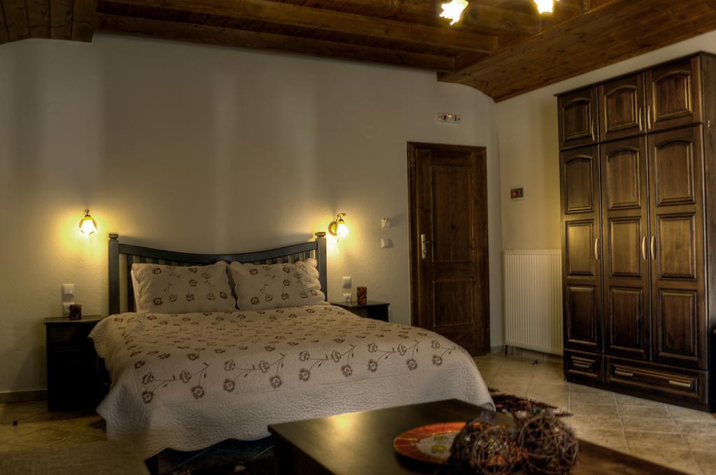 Toula Rooms Ángistron Rum bild